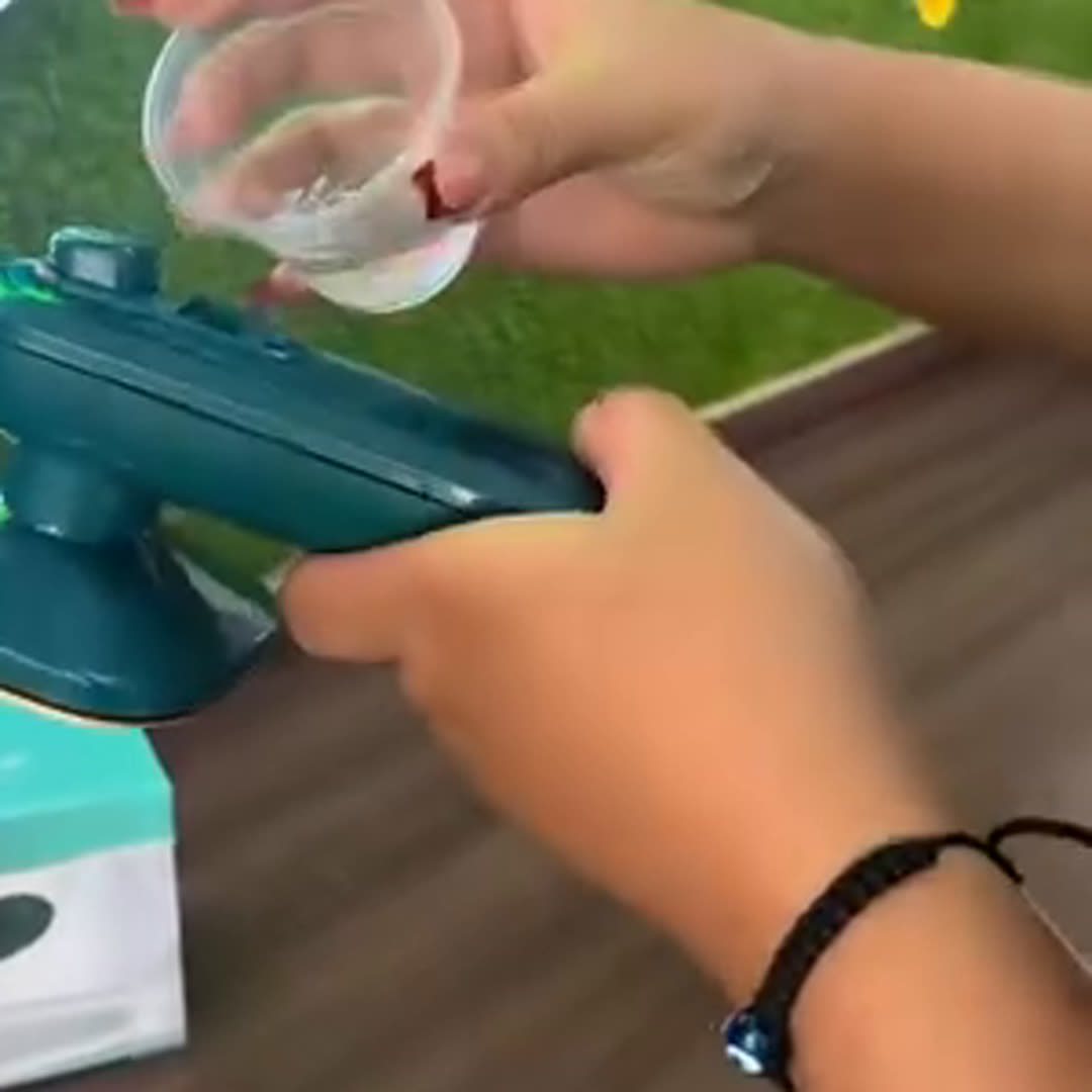 Llenando el depósito de agua de la mini plancha